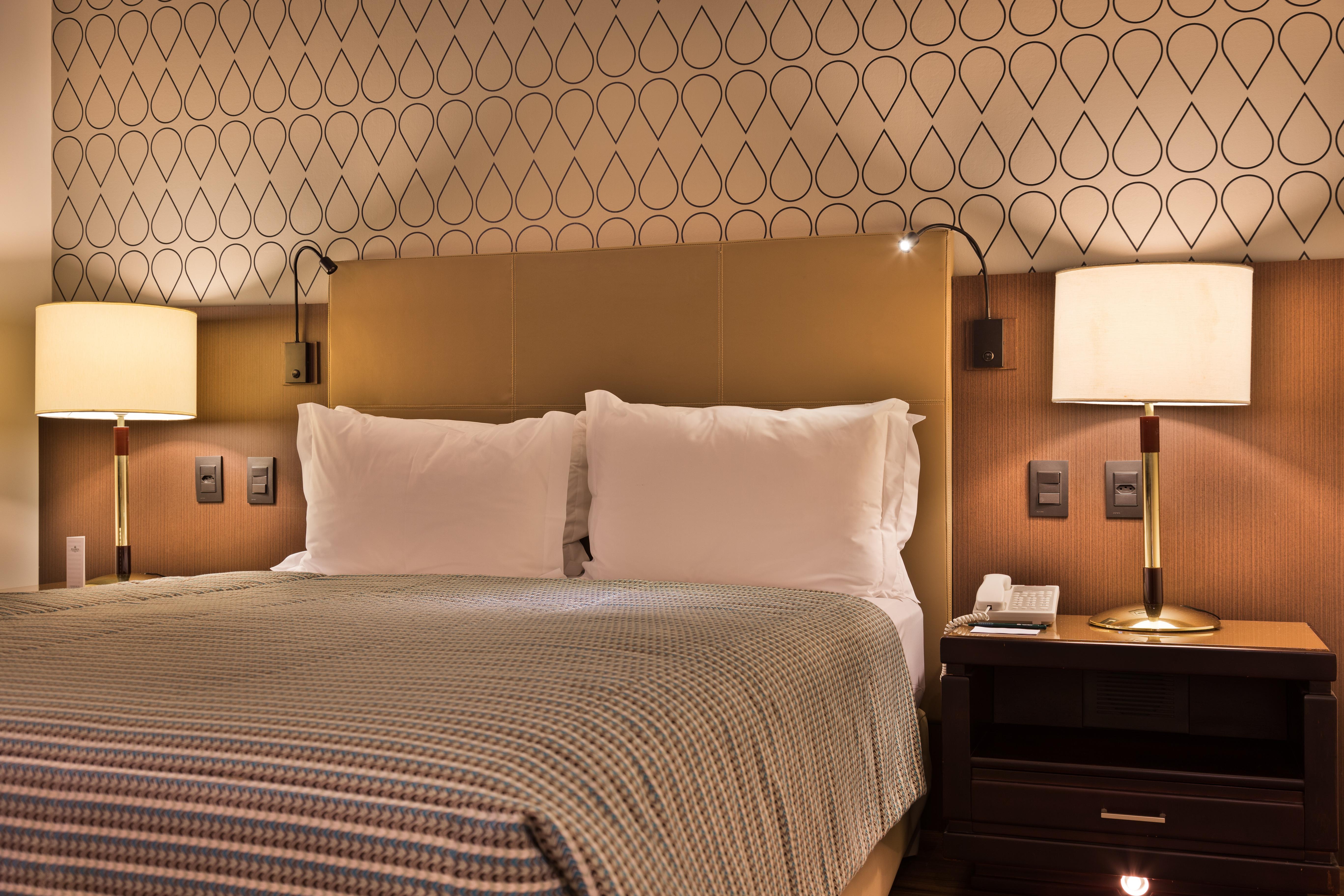 Bourbon Hotel & Suites クリチバ エクステリア 写真 A bed with a headboard